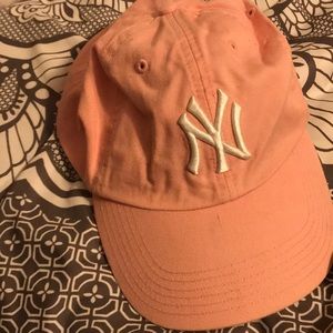 Pink and white adjustable Yankee hat